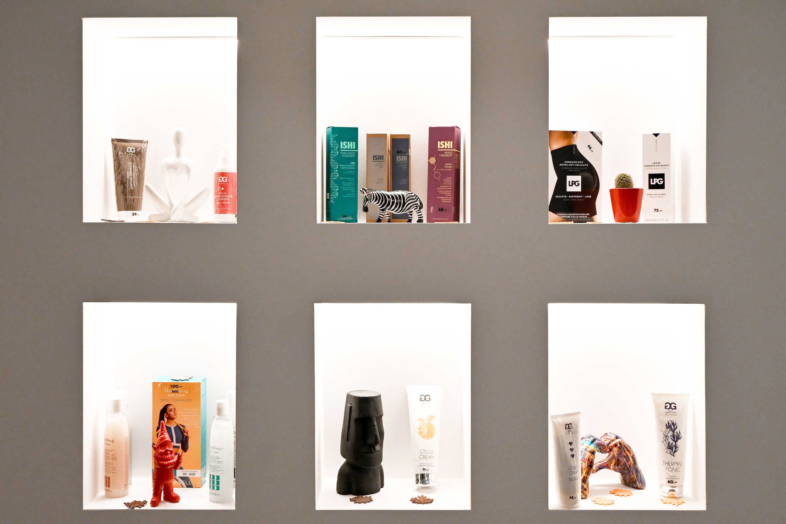 fotografia: Foto Studio 19 nicchie espositive con prodotti cosmetici
